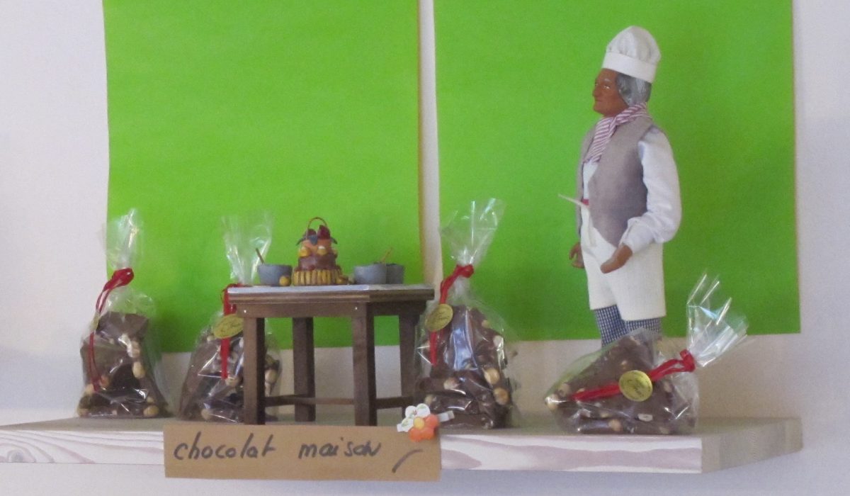 Étagère décorée avec chocolats maison