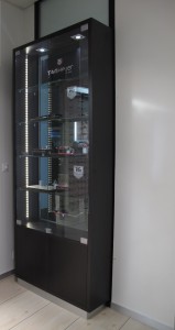 Vitrine vue de l’intérieur du magasin